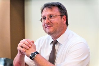 Deutschlands erster AfD-Landrat in Sonneberg vereidigt: Wasserschäden, Morddrohungen, Schweige-Gelübde und die AfD - Robert Sesselmann ist Deutschlands erster AfD-Landrat.