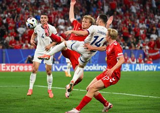Deutschlands Gegner im EM-Achtelfinale steht fest - Dänemark - Serbien, Vorrunde, Gruppe C, Spieltag 3, München Fußball Arena, Dänemarks Kasper Dolberg (Mitte l) und Serbiens Andrija Zivkovic (Mitte r) kämpfen um den Ball. 