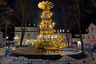 Deutschlands höchstgelegene Ortspyramide hat nach 50 Jahren ausgedreht - Vor 50 Jahren ist die Oberwiesenthaler Ortspyramide entstanden. Nun hat sie ihre letzten Runden hinter sich. Das Foto ist wenige Tage vor dem Abbau aufgenommen.