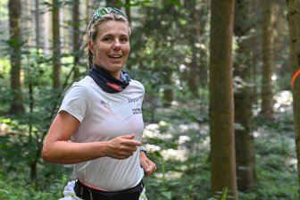 Deutschlands krasseste Marathonläuferin läuft durch Freiberg - und der OB läuft mit - Extremsportlerin Joyce Hübner lief am Sonntag auf ihrer 64. Etappe durch den Rabensteiner Wald. Nun kommt sie nach Freiberg.
