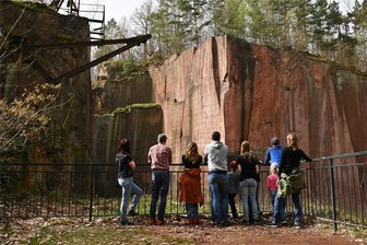 Deutschlands Naturwunder: Rochlitzer Berg zurzeit auf starkem Rang 2 - Eine Besuchergruppe im Gleisbergbruch auf dem Rochlitzer Berg.