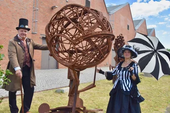 Deutschlands Steampunker schauen nach Chemnitz: Hier steigt eines der angesagtesten Feste der Szene - Jens Mahlow und Grit Melchinger freuen sich auf das Steampunkfest am Sonntag und haben sich schonmal dementsprechend gekleidet.