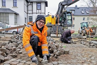 Deutschlands Straßenbauer Nr. 1 kommt aus Zwickau - Tom Schmutzler (20) aus Zwickau macht auf einer Baustelle am Rathausweg in Mülsen genau das, wofür er beim Bundeswettbewerb als bester Straßenbauer ausgezeichnet worden ist: Pflastersteine setzen. 