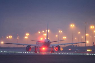 Deutschlands (un)beliebteste Flughäfen: So schneidet Sachsen ab - Schkeuditz: Ein Flugzeug startet vom Flughafen Leipzig/Halle. Im Ranking der Plattform Airhelp schneidet der sächsische Flughafen gut ab.