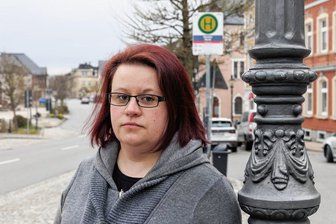 Deutschlandticket: Gegenwind aus dem Erzgebirge - Christin Steckel würde gern das 49-Euro-Ticket nutzen. Doch mit dem Bus würde sie nicht pünktlich auf Arbeit und wieder nach Hause zu kommen. Wie viele andere Erzgebirger auch ist die Elterleinerin auf das Auto angewiesen. 