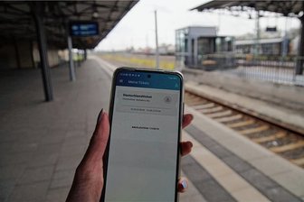 Deutschlandticket: Lohnt sich das für die Mittelsachsen? - Ab 1. Mai kann das Deutschlandticket genutzt werden. Die Reisenden am Bahnhof in Freiberg haben verschiedene Meinungen dazu.