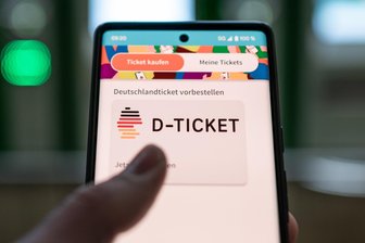 Deutschlandticket und der Preis: Kritik an Sachsens Verkehrsminister - Wie lange bleibt der Preis stabil? Ein Jahr nach der Einführung besitzt etwa jeder siebte Einwohner in der Bundesrepublik ein Deutschlandticket.
