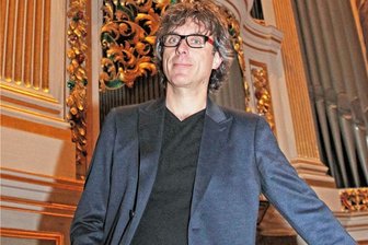 Deutschlandticket, Vollsperrung, Orgelmusik: Das bringt die Woche in Mittelsachsen - Albrecht Koch, Präsident der Gottfried-Silbermann-Gesellschaft, spielt zu den Mittagsmusiken an der Silbermann-Orgel im Freiberger Dom. 