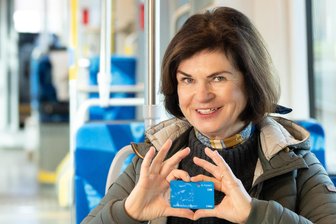 Deutschlandticket wieder teurer: So reagieren Fahrgäste in Sachsen - Eine Mitarbeiterin der Chemnitzer Verkehrsbetriebe mit einer Chipkarte für Bus und Bahn. Bei Preiserhöhungen kündigen Kunden ihr Deutschlandticket - aber danach wird es spannend.
