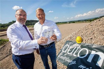 Deutschlandweit größter Mietstützpunkt für Mercedes-Lkw entsteht in Plauen: Wie viele Arbeitsplätze soll es dort geben? - Spatenstich für das Automobil- und Dienstleistungszentrum von Auto-Müller in Plauen-Oberlosa: Firmenchef Alexander Müller (rechts) stößt mit Plauens Stadtoberhaupt Steffen Zenner auf den Baubeginn an.