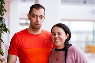 "Deutschlernen ist auch Arbeit" - Was lernen Geflüchtete im Integrationskurs in Chemnitz? - Carlos und Erica kommen aus Venezuela. Carlos ist Gynäkologe, Erica hat in der Tourismusbranche gearbeitet.