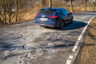 Deutschneudorfs Bürgermeisterin: Notfalls kette ich mich an einen Bagger - Die Talstraße weist zahlreiche Schäden auf. 