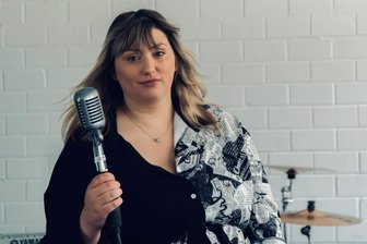 Deutschpop aus dem Vogtland: Auerbacherin produziert eigenen Song - Am Mikrofon fühlt sich Vivien Müller pudelwohl. Jetzt steht sie mit ihrer ausdrucksstarken Stimme erstmals solo im Rampenlicht.