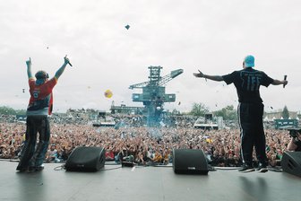 Deutschrap-Doku der ARD zeigt schmerzlich, was Chemnitz mit dem "Splash!" alles verlor - Sik Aggu beim 25. Jubiläums-"Splash!" 2023 in Ferropolis.