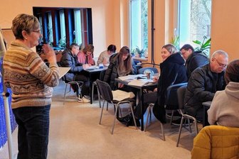Deutschstunde für Ukrainer - so kümmert sich Lichtentanne - Während einer Deutschstunde bei Birgit Petrik. 
