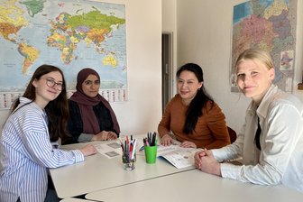 Deutschunterricht in Kirchberg: Ehrenamtliche Lehrerinnen suchen dringend Nachfolger - Emily Buchmann (l.) und Josi Riedel (r.) geben Asifa Gulam und Mariceth Morales Deutschunterricht.