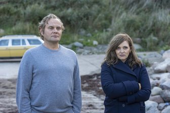Devid Striesow als Richard Meyerhoff und Laura Tonke als Iris Meyerhoff in einer Szene des Films "Wann wird es endlich wieder so, wie es nie war".