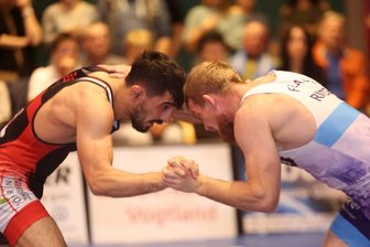 Dezimierte Auer im Vogtland chancenlos - Markneukirchens Zugang Münir Aktas (links) ließ sich von großen Namen nicht beeindrucken. In einem spannenden Duell bezwang der Türke den Vizeeuropameister und WM-Fünften von 2021 Krzisztof Bienkowski.