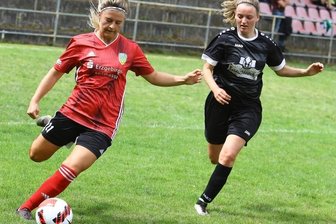 Dezimierte Elf bleibt stabil - Charlotte Cornelia Pelz vom ESV Thum-Herold (l.) hat mit ihrer Elf den Einzug in die nächste Runde des Sachsenpokals geschafft.
