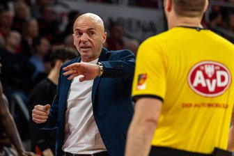 Dezimierte Niners Chemnitz schlittern in die Krise: Deutliche Worte von Coach Rodrigo Pastore nach vier Niederlagen in Folge - Engagiert wie eh und je an der Seitenlinie – und am Ende bedient: Niners-Cheftrainer Rodrigo Pastore.