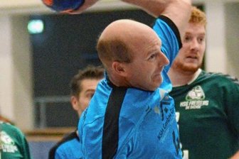 Dezimierte Wölfe verlieren auswärts - Steffen Schnabel (am Ball) traf 15-mal ins HSG-Tor.