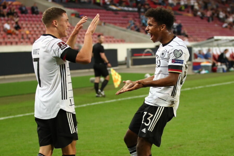 DFB-Auswahl stürmt auf Platz eins in WM-Quali - 6:0 gegen Armenien - Deutschlands Karim Adeyemi (r) jubelt zusammen mit Florian Wirtz nach seinem Treffer zum 6:0. 