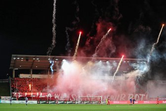 DFB bestraft Vorfälle im Drittliga-Derby: FSV Zwickau muss 72.000 Euro zahlen - Stein des Anstoßes: Die Fans des FSV Zwickau feiern das Drittligaderby gegen den FC Erzgebirge Aue wie Neujahr.