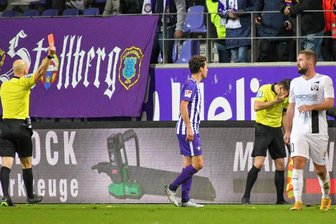 DFB-Bundesgericht reduziert Sperre von Aue-Profi Fandrich - Clemens Fandrich FC Erzgebirge Aue Mitte, erhält durch Schiedsrichter Nicolas Winter li., die rote Karte, er soll Roman Potemkin Schiedsrichter-Assistent nach dessen Aussage auf das rechte Auge gespuckt haben.