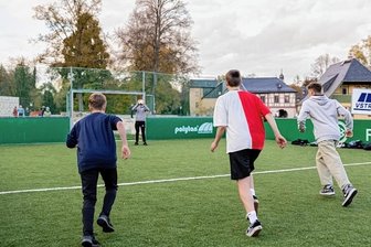 DFB gesponsertes Spielfeld in Rodewisch wechselt Standort - In direkte Nachbarschaft zu Pumptrack und Wasserspielplatz passt das Mini-Fußballfeld gut hinein. Viele junge Rodewischer nutzten bei schönem Wetter in den Ferien bereits den Platz. Allerdings zieht das frei zugängliche Spielfeld auch Leute an, die Müll dort ablagern. Die unschöne Entdeckung machte vor einigen Tagen ein Vater mit seinen Söhnen.