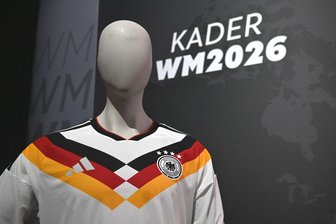DFB: Hohe Nachfrage sorgt für Verzögerungen bei Fan-Trikots - Die Lieferung personalisierter Trikots verzögert sich. (Archivbild)