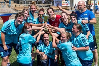 "DFB ist in der Pflicht" - Die Fußballerinnen des TSV Falkenau, hier beim Pokalsieg 2019, haben in den vergangenen Jahren in Mittelsachsen fast jeden Titel abgeräumt. Am 4. September geht es mit den Punktspielen los.