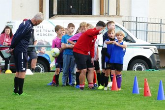 DFB-Mobil bringt Nachwuchskickern im Erzgebirge neue Anregungen - Vor dem DFB-Mobil erläutert Marco Rüger den Nachwuchskickern die nächste Übung, später tauschte er sich auch mit den Trainern aus.