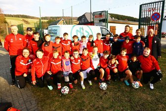 DFB-Mobil zu Gast im Erzgebirge: Auch die Trainer lernen viel dazu - Das DFB-Mobil machte mit den Trainern Kai Schiffler und André Mäbert bei den D-Junioren des SV Neudorf Station.