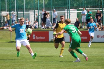 DFB-Nachwuchsliga: Chemnitzer FC trifft auf Bayern München - Die A- Junioren des Chemnitzer FC (blaue Trikots, hier im Spiel gegen Dynamo Dresden) haben den Einzug in die Meisterschaftshauptrunde geschafft. Foto: Knut Berger