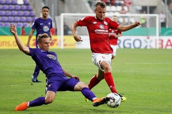 DFB-Pokal: Aue-Coach Rost will dem Favoriten ein Bein stellen - Am 18. August 2018 standen sich Erzgebirge Aue und der 1. FSV Mainz schon einmal in der 1. Hauptrunde gegenüber (Endstand: 1:3). Sascha Härtel (l.) versuchte, Daniel Brosinski die Kugel abzuluchsen.