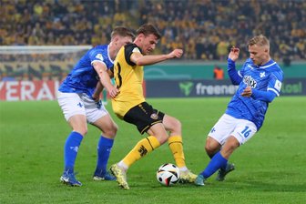 DFB-Pokal: Dresden scheidet nach großem Kampf gegen Darmstadt aus - Für die Schwarz-Gelben um Christoph Daferner, im Duell mit Clemens Riedel und Andreas Müller (r.) reichte es zumindest für die „dritte“ Halbzeit.