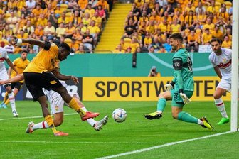 DFB-Pokal: Dynamo Dresden unterliegt VfB Stuttgart nach großem Kampf - Eine der besten Chancen für Dynamo. Michael Akoto (l.) wird aber im letzten Moment geblockt. 