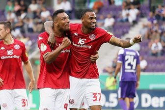 DFB-Pokal: Erzgebirge Aue hält gegen Mainz nur eine Halbzeit lang mit - Delano Burgzorg (Nummer 37)) bejubelt das 2:0 für Mainz.