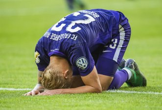 DFB-Pokal: FC Erzgebirge Aue unterliegt FSV Mainz 05 - Aues Sören Bertram kniet enttäuscht am Boden.