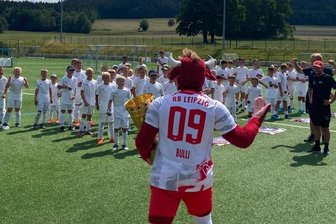 DFB-Pokal zum Anfassen ist der Hit - Die Überraschung war gelungen, als Maskottchen "Bulli" mit dem DFB-Pokal auf dem Hartmannsdorfer Sportplatz auftauchte.