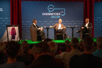 DFB-Präsident Neuendorf im „Chemnitzer Salon“: „Seine Ansicht zur Aufstiegsregelung kann ich nicht teilen“ - DFB-Präsident Bernd Neuendorf im "Chemnitzer Salon". Über die Aussichten auf das EM-Jahr sprach Neuendorf live mit "Freie Presse"-Chefredakteur Torsten Kleditzsch und Sportchef Christoph Benesch.