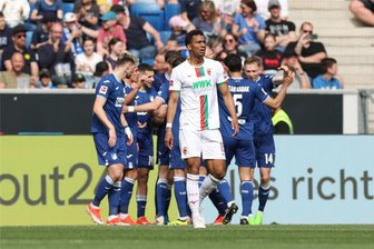 DFB-Präsident zu Gast beim Chemnitzer Salon: Wie ein Sportclub-Chef aus dem Erzgebirge bei ihm für Talente trommeln will - Felix Udokhai, der jetzt beim Bundesligisten FC Augsburg unter Vertrag steht, sieht enttäuscht aus nach einem Gegentor gegen die TSG Hoffenheim. Genauso enttäuscht dürfte er sein, dass sein ehemaliger Talentestützpunkt in Annaberg-Buchholz den Sparzwängen zum Opfer gefallen ist. Darüber wollen die Verantwortlichen aus dem Erzgebirge mit dem Präsidenten des Deutschen Fußball-Bundes bei dessen Besuch in Chemnitz am Donnerstag reden.