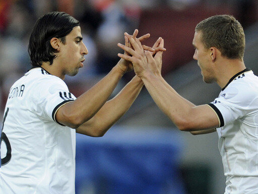 DFB-Team feiert Sieg über Ungarn - Sami Khedira (l.) klatscht Torschütze Lukas Podolski ab