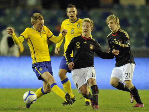 DFB-Team ohne Elan beim WM-Jahresabschluss - Debütant Lewis Holtby (m.) im Duell mit Schwedens Sebastian Larsson (l.)