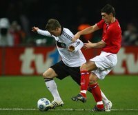 DFB-Team verpasst gelungenen Jahresabschluss - Bastian Schweinsteiger (l.) im Zweikampf mit Gareth Barry