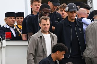 DFB-Tross auf dem Weg zur WM: Erster Stopp Chicago - Abflug in die USA: Torwart Manuel Neuer (M) und Co. starten die WM-Mission.