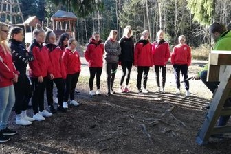 DFC im Trainingslager - In Grünheide drehte sich nicht alles nur um den Ball. Das Foto zeigt die Fußballerinnen bei der Einführung im Kletterpark. 