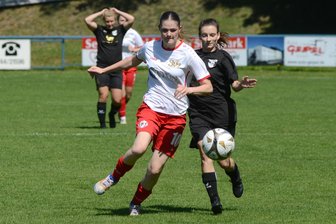 DFC Westsachsen Zwickau schießt sich fürs Heimspiel gegen den FC Erzgebirge Aue warm - Lucy Tyka vom DFC Westsachsen Zwickau (links) ist in dieser Szene vor Lisa Schädlich vom 1. FC Rodewisch (rechts) am Ball.