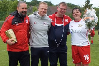 DFC Westsachsen Zwickau: Warum Susan Heuer mit gemischten Gefühlen die Fußballschuhe an den Nagel hängt - Trainer Silvio Franke sowie Nils Hampel und Jürgen Zeug vom Vereinsvorstand dankten Susan Heuer (von links nach rechts) bei ihrer Verabschiedung für den jahrelangen Einsatz für den DFC Westsachsen Zwickau.