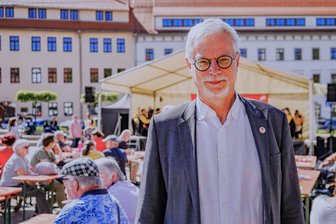 DGB-Chef zum 1. Mai in Freiberg: „13-Stunden-Tage machen krank und helfen der Wirtschaft nichts“ - DGB-Vorsitzender Markus Schlimbach war Hauptredner auf dem Obermarkt in Freiberg.